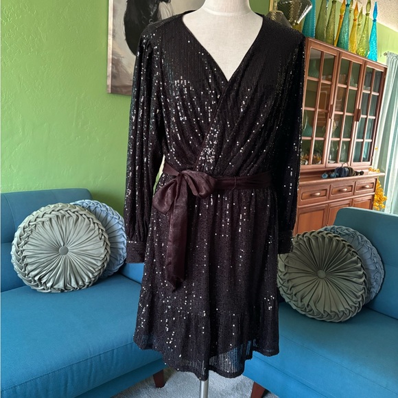 Holiday dress - Picture 3 of 10